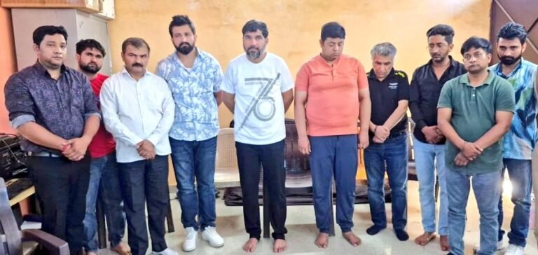 हापुड़ की मोनाड यूनिवर्सिटी में फर्जी मार्कशीट छापने बांटने का भंडाफोड़, यूनिवर्सिटी के चांसलर विजेंद्र सिंह हुड्डा सहित 10 आरोपी गिरफ्तार ।