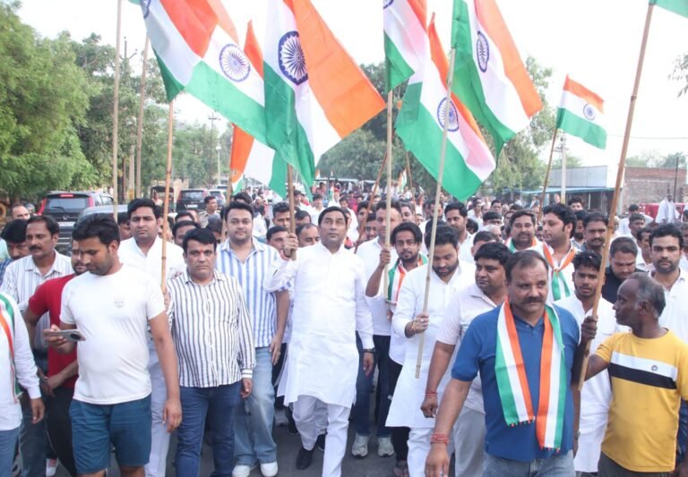 देश भक्ति के गीतों संग निकली भव्य तिरंगा यात्रा