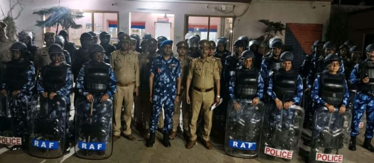 आपातकालीन स्थिति से निपटने को लेकर बहसूमा थाना क्षेत्र में RAF ने किया फ्लैग मार्च, अधिकारियों ने दिए दिशा-निर्देश।