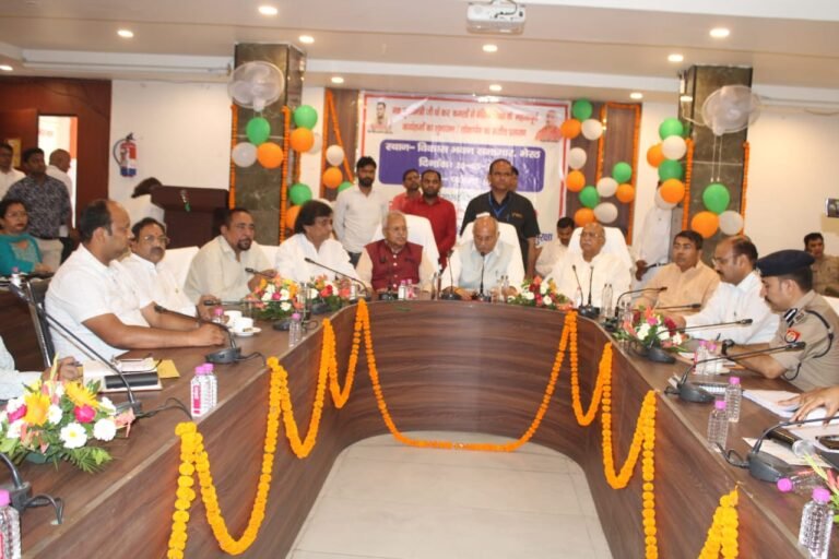 मंत्री पशुधन एवं दुग्ध विकास तथा प्रभारी मंत्री मेरठ उ0प्र0 की अध्यक्षता में संपन्न हुई विकास कार्या की बैठक