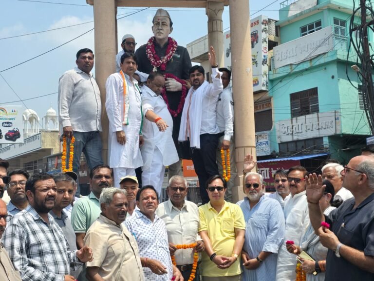कांग्रेसियों ने मनाई पूर्व प्रधानमंत्री स्वर्गीय पंडित जवाहर लाल नेहरू की 61वीं पुण्यतिथि, माल्यार्पण कर दी श्रद्धांजलि