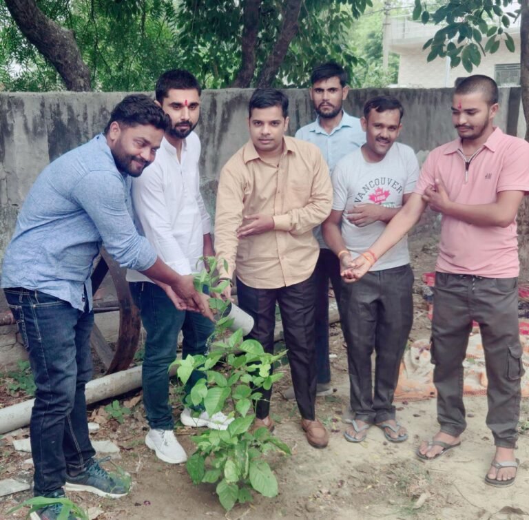 गाजियाबाद भाजयुमो जिला मंत्री हिमांशु शर्मा ने सुनी मन की बात और वृक्षारोपण किया