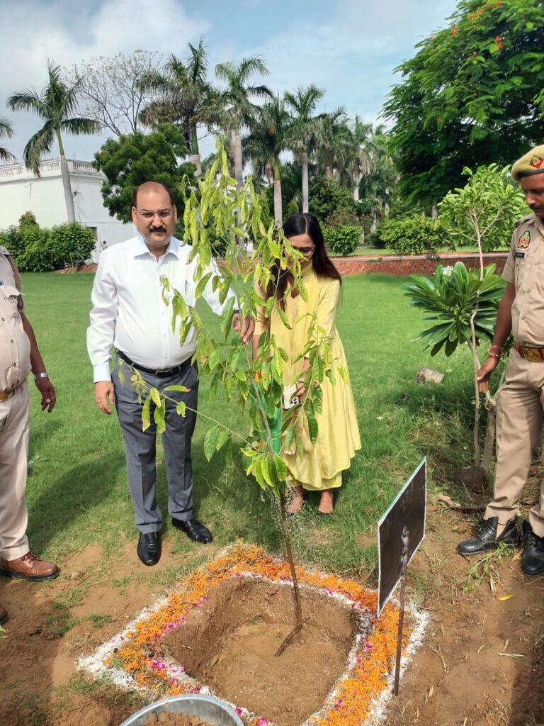 जिलाधिकारी ने एक पेड मां के नाम 2.0 वन महोत्सव कार्यक्रम का शुभारंभ करते हुये कैम्प कार्यालय में किया पौधा रोपण