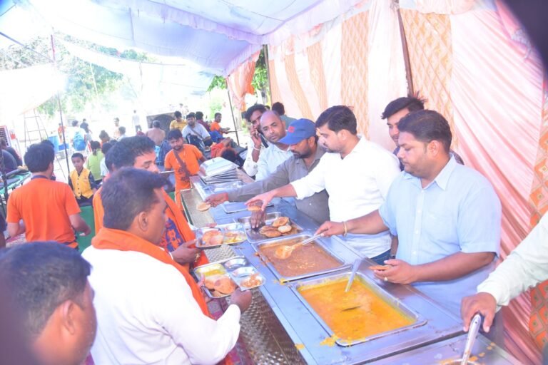 कांवड़ सेवा शिविर में उपज पत्रकारों ने निभाया सेवा धर्म, शिवभक्तों को कराया प्रसाद ग्रहण