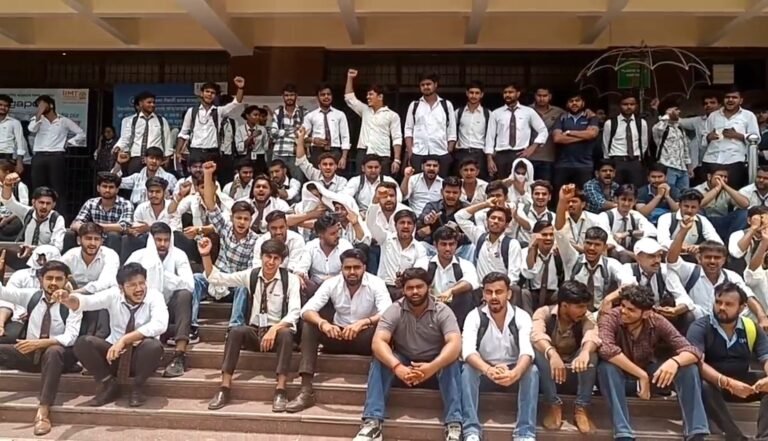 आईआईएमटी विश्वविद्यालय में सैकड़ो छात्र यूनिवर्सिटी प्रशासन के खिलाफ धरने पर बैठे