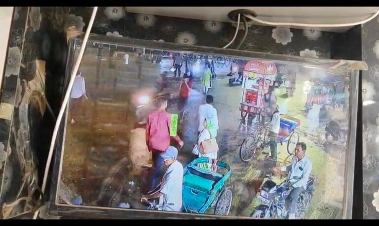 मेरठ में बेखौफ बदमाश: हापुड़ अड्डा चौराहे पर युवक से मोबाइल छीनकर फरार, पुलिस मूकदर्शक