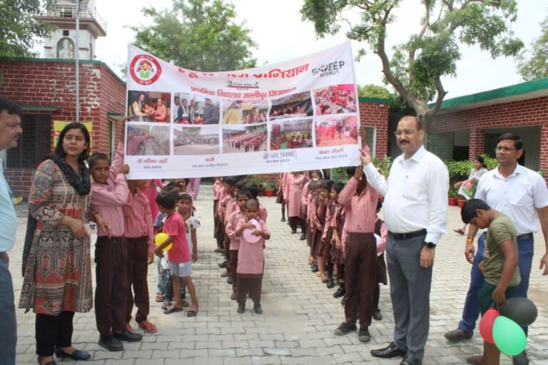 स्कूल चलो अभियान के द्वितीय चरण में जिलाधिकारी ने प्राथमिक विद्यालय अल्लीपुर जिजमाना विकास खंड मेरठ में छात्र/छात्राओ का तिलक लगाकर किया स्वागत