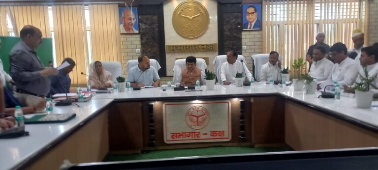 प्रभारी मंत्री एवं सांसद लोकसभा क्षेत्र अमरोहा की अध्यक्षता में जिला योजना की बैठक संपन्न