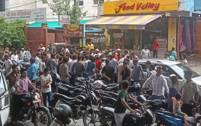 पति के साथ प्रेमिका को फूड वेली रेस्टोरेंट में&nbsp; रगे हाथ पकड़ा जमकर की पिटाई मौका पाकर पति फरार :