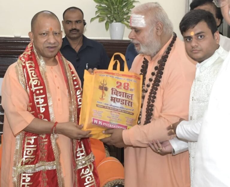 मुख्यमंत्री योगी आदित्यनाथ से मिले औघड़नाथ मंदिर के मुख्य पुजारी और रक्षित जिंदल