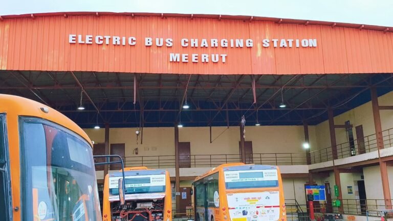 मेरठ मे सिटी बसों का चक्का जाम, परेशान रही बहनें