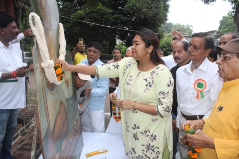 मुख्य विकास अधिकारी ने शहीद स्मारक पर पुष्प अर्पित कर देश के अमर शहीदो को किया नमन, किया गया ध्वजारोहण