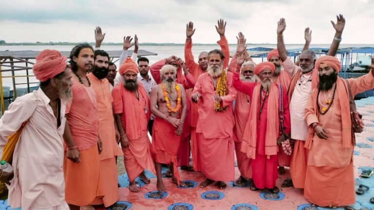 गढ़मुक्तेश्वर में संत सम्मेलन : गौमाता को राष्ट्रमाता का दर्जा देने की माँग