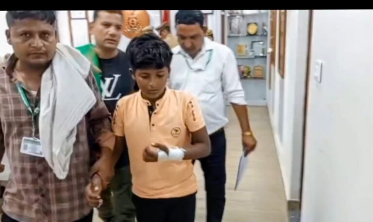 फीस न जमा करने पर मासूम पर डंडों की बरसात, स्कूल की हैवानियत उजागर – एसपी ने दिए सख्त कार्रवाई के आदेश