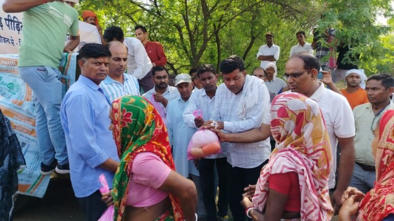 बाढ़ पीड़ितों की मदद के लिए आगे आई हिन्द मजदूर किसान समिति, मेरठ खादर में राहत सामग्री का वितरण