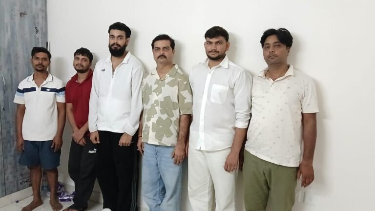 एसटीएफ ने ठगी करने वाले गैंग का किया भंडाफोड़ – 6 गिरफ्तार, लाखों का कैश व फर्जी दस्तावेज बरामद