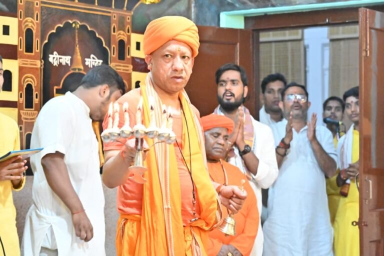 मुख्यमंत्री योगी आदित्यनाथ ने गोरक्षपीठ में की कलश स्थापना, शारदीय नवरात्र अनुष्ठान का शुभारंभ