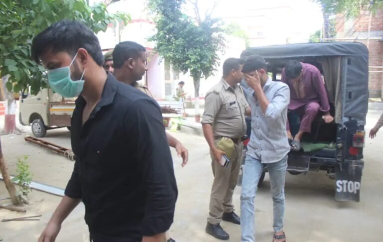 मेरठ में कंप्यूटर सेंटर की आड़ में चल रहा था जिस्मफरोशी का धंधा, 11 लोग गिरफ्तार