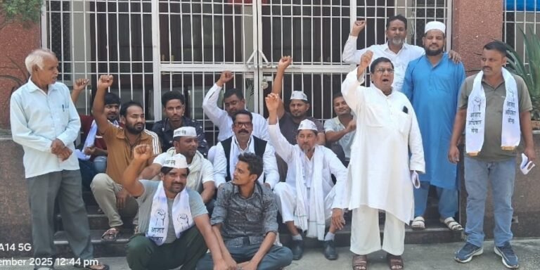 भू-माफियाओं के खिलाफ जिला अधिकारी को सौंपा ज्ञापन