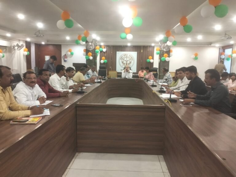 जिलाधिकारी ने विधान परिषद मेरठ खंड स्नातक एवं शिक्षक निर्वाचन क्षेत्रो के मतदेय स्थलो के संबंध में राजनीतिक पार्टियो के पदाधिकारियो के साथ की बैठक
