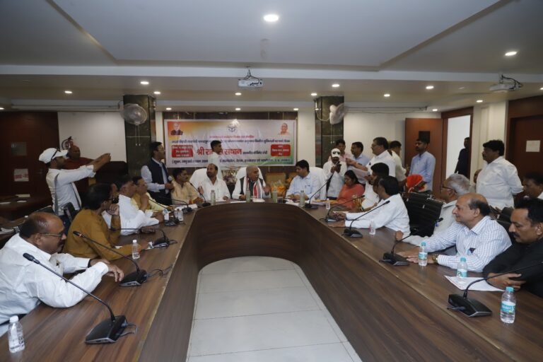 पावरलूम बुनकरों के साथ अटल बिहारी वाजपेयी विद्युत फ्लैट रेट योजना पर महत्वपूर्ण बैठक आयोजित
