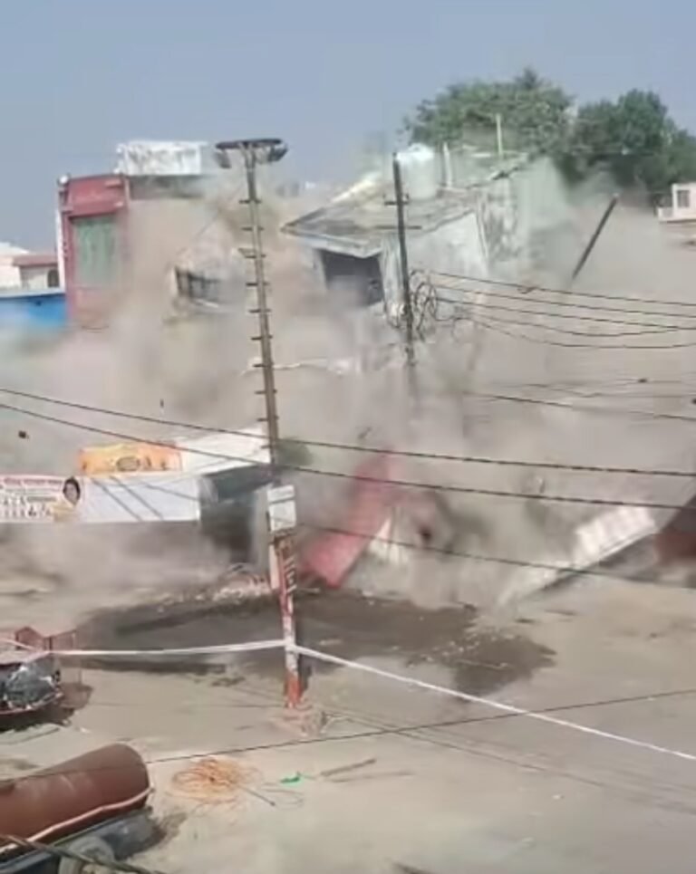 मेरठ की शास्त्री नगर में 22 दुकानों वाला कॉम्प्लेक्स ध्वस्त, महिलाएं फूट-फूटकर रोईं