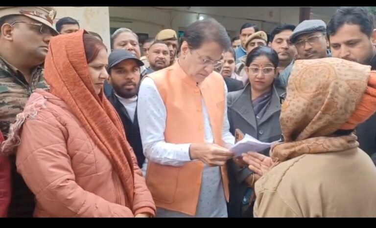 कागजों में “मृत”, हकीकत में जीवित बुज़ुर्ग महिला—तीन साल से रुकी पेंशन का दर्द सांसद के सामने छलका, डीएम को करना पड़ा तत्काल दखल