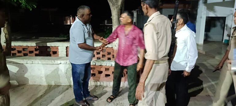 हमले के आरोपियों पर कार्रवाई न होने से भड़का युवक, थाने में आत्मदाह का प्रयास