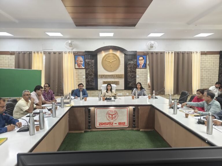 हापुड़ में जिला स्वास्थ्य समिति की मासिक समीक्षा बैठक, स्वास्थ्य सेवाओं को और प्रभावी बनाने के निर्देश