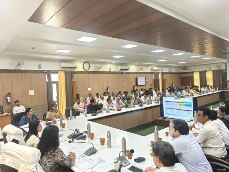 सीएम डैशबोर्ड की समीक्षा में डीएम कविता मीना सख्त, खराब प्रदर्शन वाले विभागों को चेतावनी; समयबद्ध सुधार के दिए निर्देश