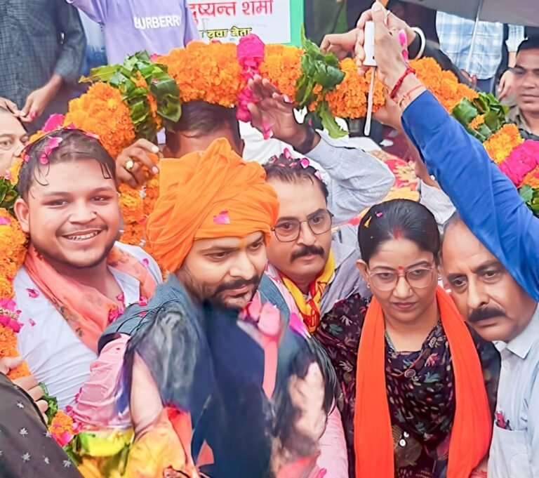 भाजयुमो प्रदेश अध्यक्ष डॉ. रोहित मिश्रा का हापुड़ में भव्य स्वागत, युवाओं के जोश और नारों से गूंजा शहर