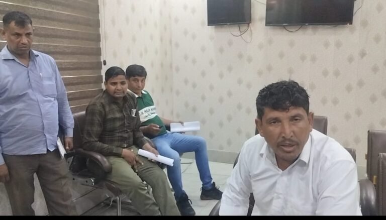 जमीन विवाद से परेशान किसान ने बच्चों संग तहसील में आत्मदाह का किया प्रयास, अधिवक्ताओं की सतर्कता से टली अनहोनी