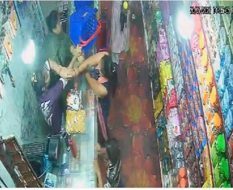स्टूल खरीदने गई महिला से शोरूम में मारपीट का आरोप, हाथ में फ्रैक्चर; CCTV जांच और कार्रवाई की मांग