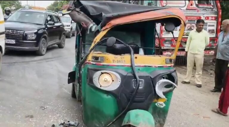 दिल्ली रोड पर मिनी ट्रक और ऑटो की भीषण भिड़ंत, एक युवक की मौत, दो घायल; मेरिनो इंडस्ट्री के पास मची अफरा-तफरी