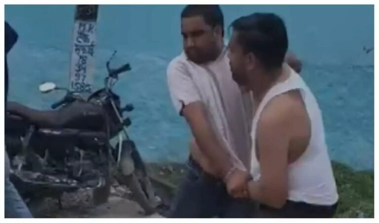 सैलून में बाल कटवा रहे युवक पर पिस्टल तानने का आरोप, मारपीट का VIDEO वायरल; नामजद आरोपी पर एफआईआर दर्ज