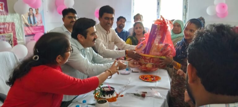 गढ़मुक्तेश्वर सीएचसी में 25 पोषण किट वितरित, नवजात बच्चियों के नाम पर किया गया पौधरोपण