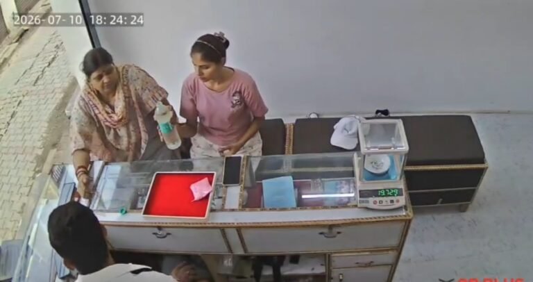 हापुड़ में पानी की बोतल पीते ही बिगड़ी युवती की हालत, सर्राफा कारोबारी समेत दो पर FIR; पुलिस और एफएसडीए जांच में जुटे
