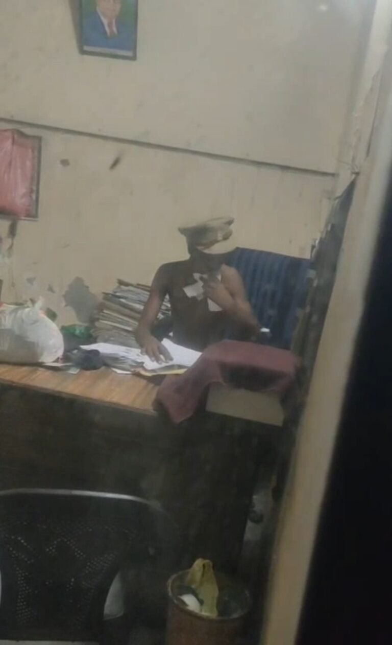 पुलिस चौकी में घुसकर युवक का हंगामा, दरोगा की टोपी पहन कुर्सी पर बैठा; फाइलों के कागजात फाड़े