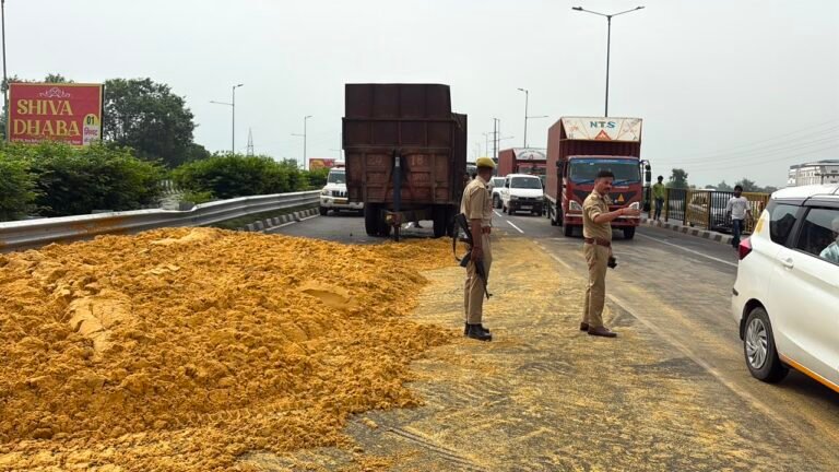 बाबूगढ़ बाईपास पर बस-ट्रैक्टर ट्रॉला की भिड़ंत से थमा ट्रैफिक, कुट्टा से भरा ट्रॉला पलटा, एनएच-9 पर 3 किमी लंबा जाम