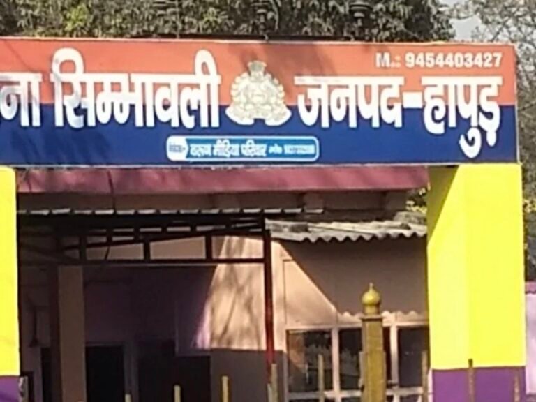 मंदिर जा रहे मां-बेटे पर लाठी-डंडों से हमला, महिला घायल