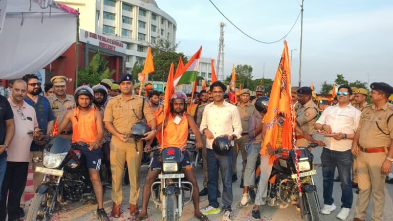 अमरोहा में शिवभक्त कांवड़ियों को बांटे गए निःशुल्क हेलमेट, पुष्पवर्षा कर किया स्वागत