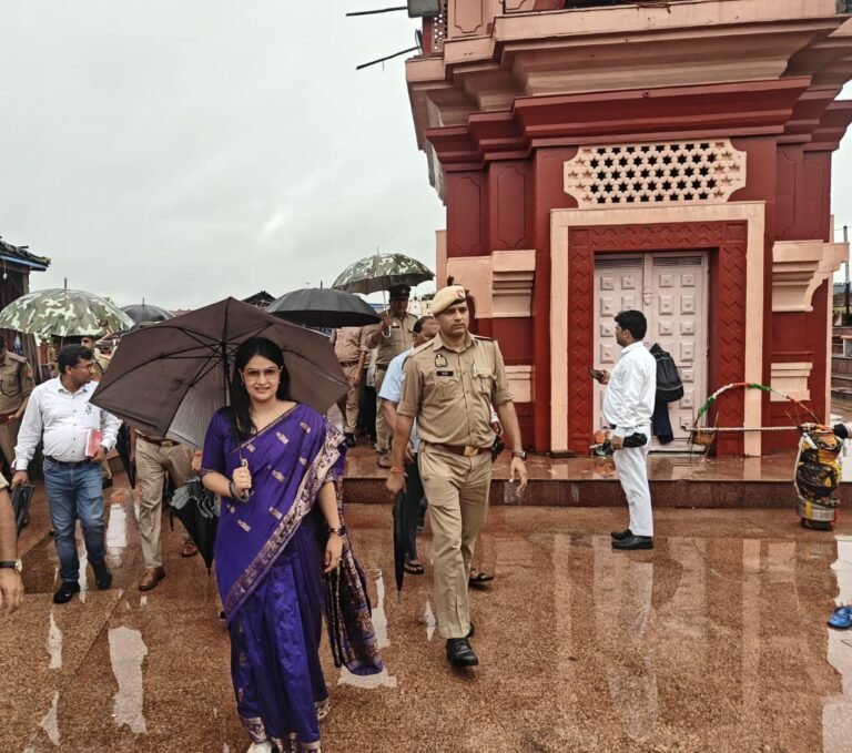 गंगा का बढ़ता जलस्तर बना चुनौती, ब्रजघाट पर हाई अलर्ट; DM कविता मीना और SP कुंवर ज्ञानंजय सिंह ने संभाली कमान