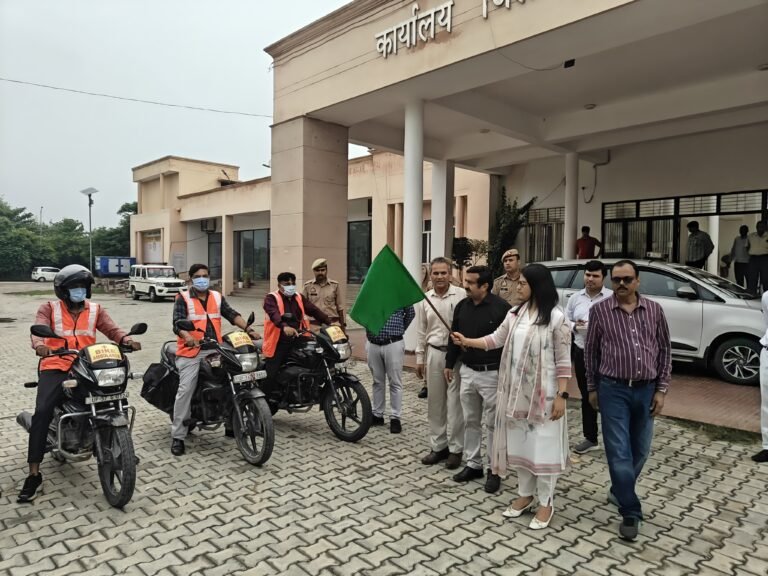 कांवड़ यात्रा में हापुड़ प्रशासन की नई पहल, डीएम कविता मीना ने हाईटेक बाइक एंबुलेंस सेवा को दिखाई हरी झंडी