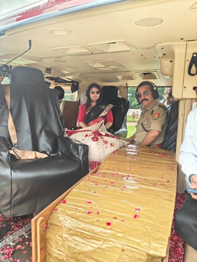 छपकौली मंदिर और ब्रजघाट में हेलीकॉप्टर से हुई भव्य पुष्प वर्षा, आसमान से बरसे फूल तो गूंज उठा ‘हर-हर महादेव’