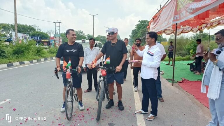 गढ़मुक्तेश्वर से दिल्ली तक साइकिल कांवड़ यात्रा, अफसरों ने दिया युवाओं को देशभक्ति और सद्भाव का संदेश