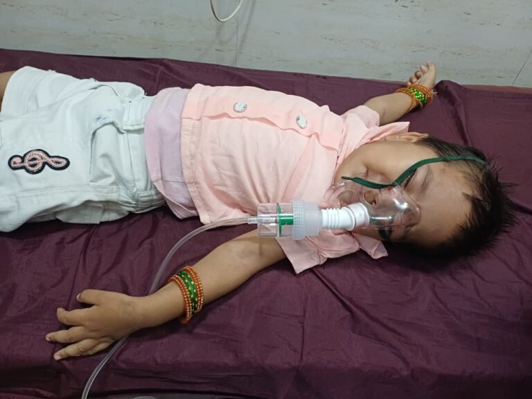 फ्लाईओवर पर बाइक बनी काल! मां की गोद से छिटकी डेढ़ साल की मासूम, 20 फीट नीचे सर्विस रोड पर गिरी; हालत गंभीर