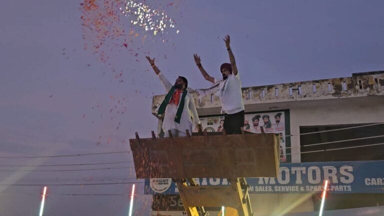 कांवड़ियों के स्वागत में उमड़ा उत्साह, बुलडोजर से पुष्पवर्षा कर शिवभक्तों का किया अभिनंदन