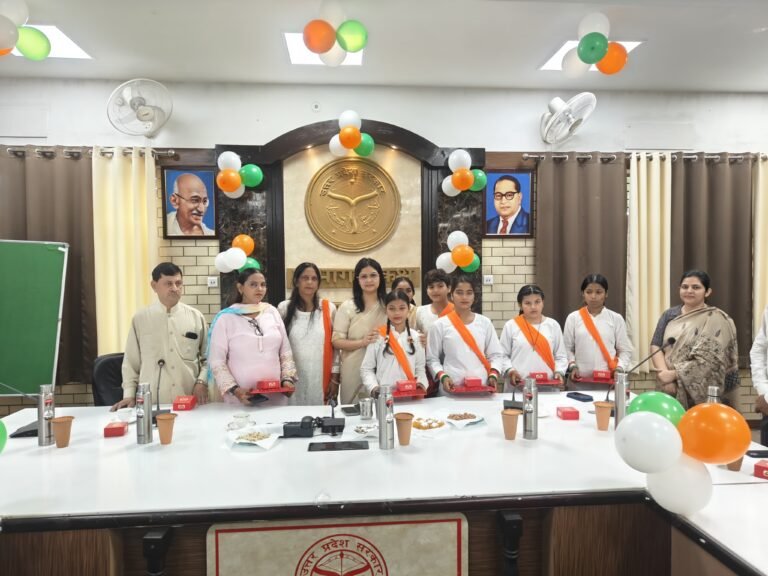 कलेक्ट्रेट में शान से लहराया तिरंगा, डीएम कविता मीना ने दिलाया विकसित भारत @2047 का संकल्प