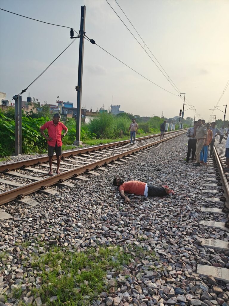 घरेलू कलह के बाद ट्रेन के आगे कूदा युवक, दोनों पैर कटे; गंभीर हालत में अस्पताल में भर्ती