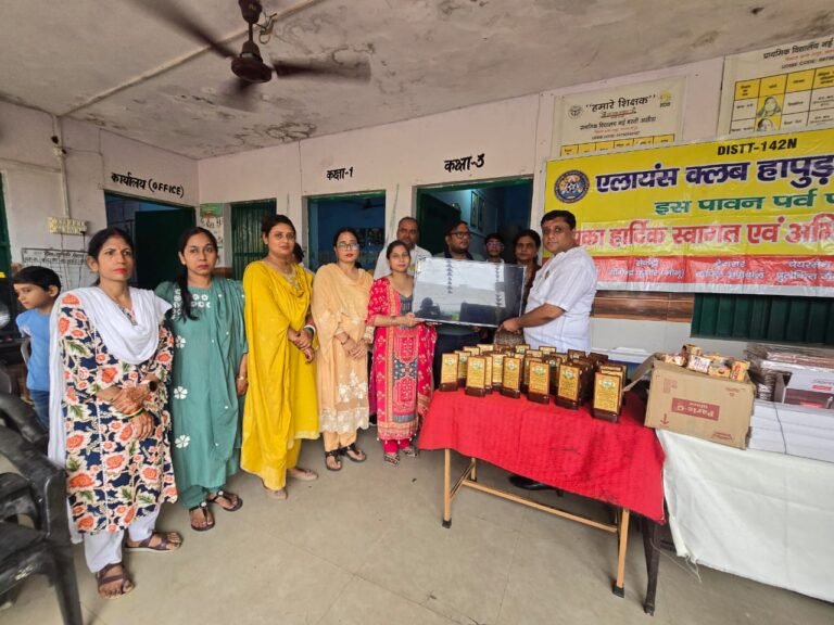 एलायंस क्लब हापुड़ क्रिस्टल ने मनाया स्वतंत्रता दिवस, 200 बच्चों को बांटी स्टेशनरी और फ्रूटी